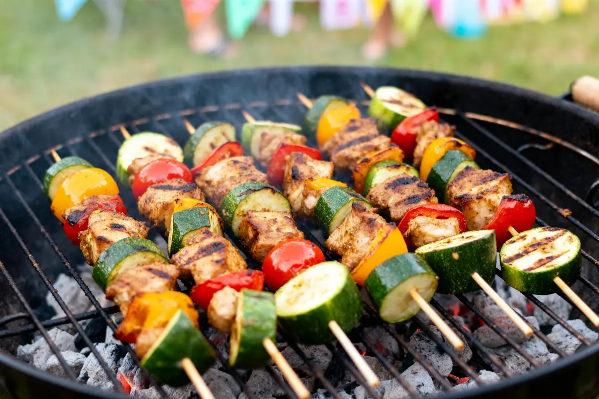 Idée repas anniversaire barbecue : 20 recettes originales à tester !